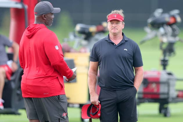 TAMPA, FL - AUGUST 06: Tampa Bay Buccaneers Head Coach Todd Bowles speaks with former Tampa Bay Buccaneers Super Bowl winning Head Coach Jon Gruden during Training Camp on August 06, 2026 at the AdventHealth Training Center at One Buccaneer Place in Tampa, Florida. (Photo by Cliff Welch Icon Sportswire) NFL, American Football Herren, USA AUG 06 Tampa Bay Buccaneers Training Camp EDITORIAL USE ONLY Icon357260806034