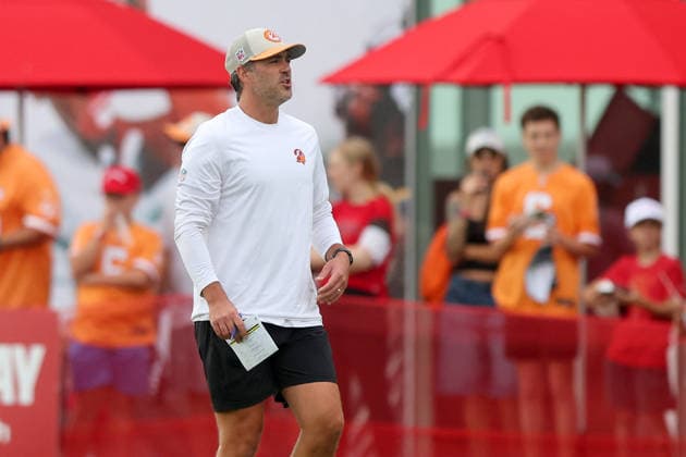 TAMPA, FL - AUGUST 06: Tampa Bay Buccaneers Offensive Coordinator Zac Robinson gives instructions during Training Camp on August 06, 2026 at the AdventHealth Training Center at One Buccaneer Place in Tampa, Florida. (Photo by Cliff Welch Icon Sportswire) NFL, American Football Herren, USA AUG 06 Tampa Bay Buccaneers Training Camp EDITORIAL USE ONLY Icon357260806040