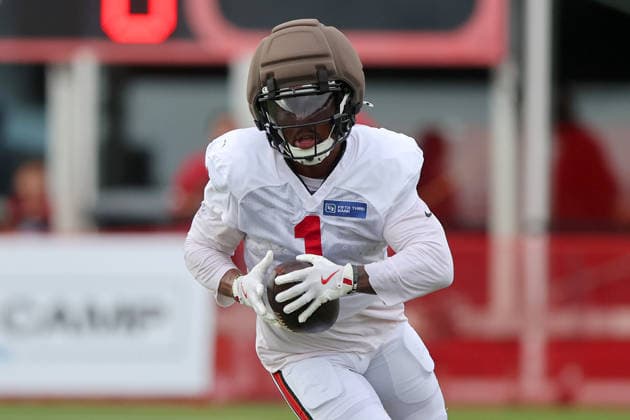 TAMPA, FL - AUGUST 06: Tampa Bay Buccaneers Runningback Kenny Gainwell (1) goes thru drills during Training Camp on August 06, 2026 at the AdventHealth Training Center at One Buccaneer Place in Tampa, Florida. (Photo by Cliff Welch Icon Sportswire) NFL, American Football Herren, USA AUG 06 Tampa Bay Buccaneers Training Camp EDITORIAL USE ONLY Icon357260806041
