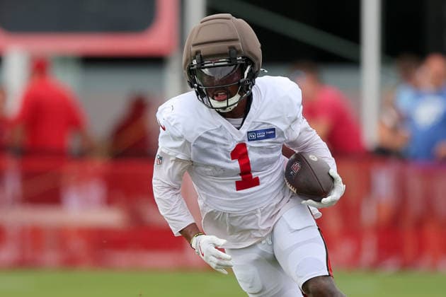 TAMPA, FL - AUGUST 06: Tampa Bay Buccaneers Runningback Kenny Gainwell (1) goes thru drills during Training Camp on August 06, 2026 at the AdventHealth Training Center at One Buccaneer Place in Tampa, Florida. (Photo by Cliff Welch Icon Sportswire) NFL, American Football Herren, USA AUG 06 Tampa Bay Buccaneers Training Camp EDITORIAL USE ONLY Icon357260806042