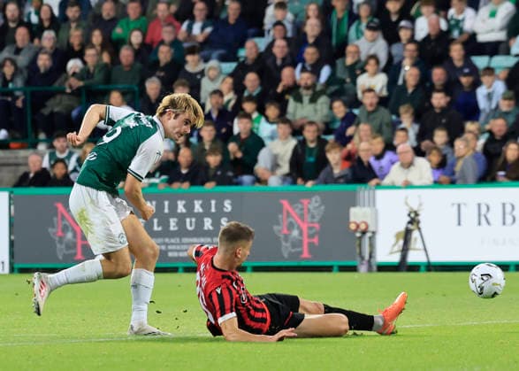 Hibernian v KF Shk‘ndija UEFA Europa Conference League Nathan Lowe of Hibernian shoots under pressure from Anes Meliqi of KF Shk‘ndija during the UEFA Europa Conference League Third Qualifying Round First Leg match at Easter Road, Edinburgh 06 08 2026 UK Newspapers OUT Copyright: xFredxPalmerx FIL-23732-0100