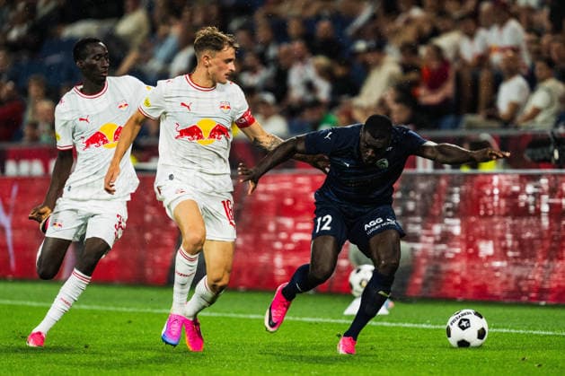 SOCCER - UEFA EL, RBS vs Pafos SALZBURG,AUSTRIA,06.AUG.26 - SOCCER - UEFA Europa League, qualification, Red Bull Salzburg vs Pafos FC. Image shows Nikolas Veratschnig (RBS) and Ken Sema (Pafos).  GEPAxpictures xJulioxArellano