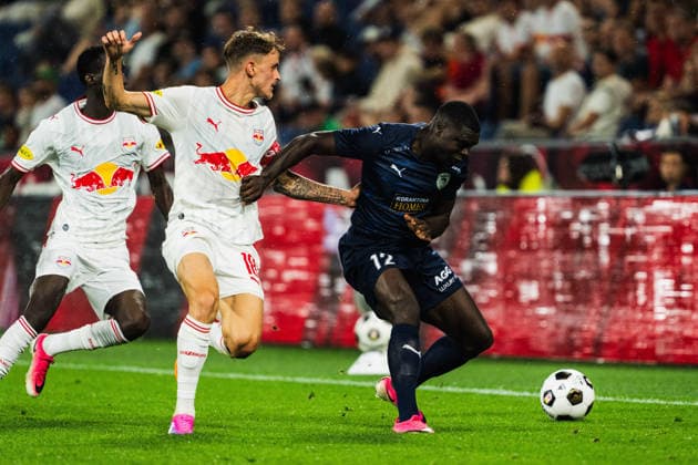 SOCCER - UEFA EL, RBS vs Pafos SALZBURG,AUSTRIA,06.AUG.26 - SOCCER - UEFA Europa League, qualification, Red Bull Salzburg vs Pafos FC. Image shows Nikolas Veratschnig (RBS) and Ken Sema (Pafos).  GEPAxpictures xJulioxArellano