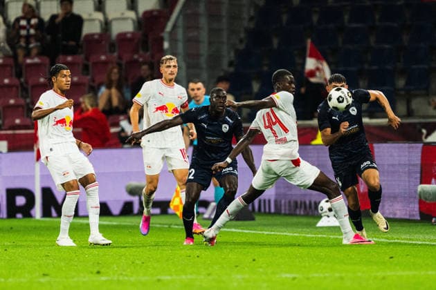 SOCCER - UEFA EL, RBS vs Pafos SALZBURG,AUSTRIA,06.AUG.26 - SOCCER - UEFA Europa League, qualification, Red Bull Salzburg vs Pafos FC. Image shows Ken Sema (Pafos) and Kevin Boma (RBS).  GEPAxpictures xJulioxArellano