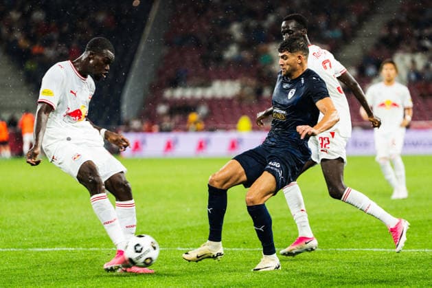 SOCCER - UEFA EL, RBS vs Pafos SALZBURG,AUSTRIA,06.AUG.26 - SOCCER - UEFA Europa League, qualification, Red Bull Salzburg vs Pafos FC. Image shows Kevin Boma (RBS) and Nikolas Ioannou (Pafos).  GEPAxpictures xJulioxArellano