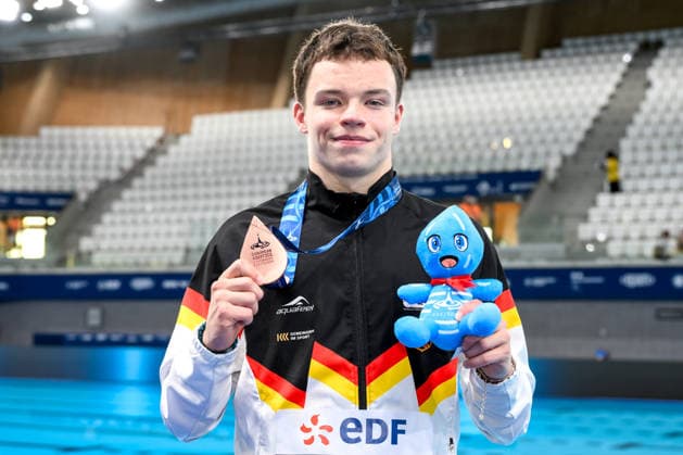 Ole Johannes Rosler of Germany shows the bronze medal after competing in the diving 10m Platform Men Final during the European Aquatics Championships at the Olympic Aquatic Center in Paris (France), August 6, 2026. Andrea Staccioli
