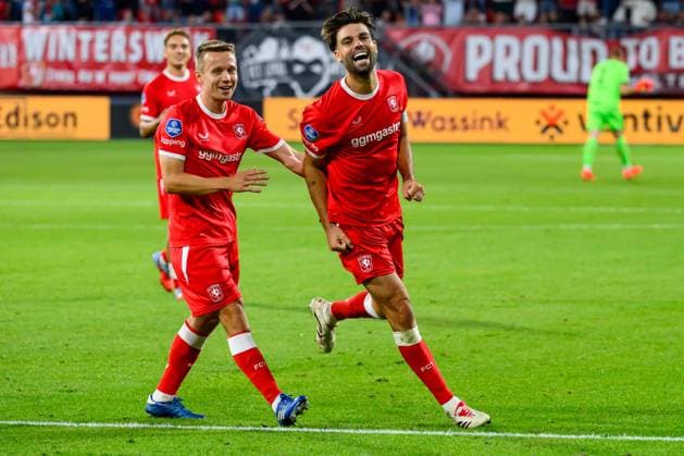 ENSCHEDE , 06 08-2026 , Stadium Grolsch Veste , season 2026 2027 , UEFA Europa League play-off football , match between FC Twente and FC DAC 1904 , picture shows FC Twente player Robin Propper scores the 6-0 and celebrates FC Twente player Mathias Kjolo Twente - DAC 1904  x205493969x Copyright: