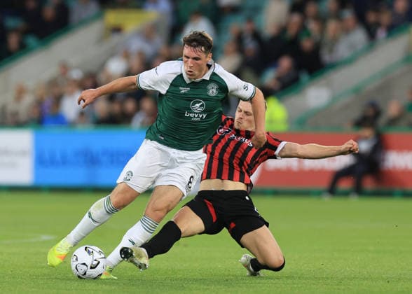 Hibernian v KF Shk‘ndija UEFA Europa Conference League Josh Mulligan of Hibernian passes under pressure from Drilon Islami of KF Shk‘ndija during the UEFA Europa Conference League Third Qualifying Round First Leg match at Easter Road, Edinburgh 06 08 2026 UK Newspapers OUT Copyright: xFredxPalmerx FIL-23732-0143
