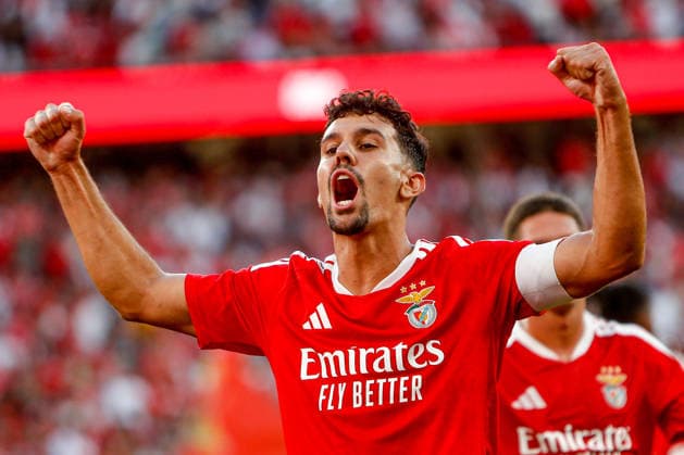 Tomás Araújo defender of Benfica celebrates after scoring the team s second goal during the first leg of the UEFA Europa League third qualifying round match between SL Benfica and Heart of Midlothian FC at the Estádio da Luz, on August 6, 2026, in Lisbon, Portugal.  Copyright: xValterxGouveia SPPx Sportspressphoto_SPR201699