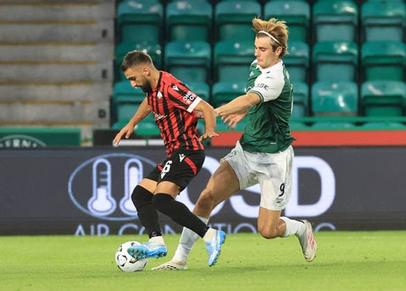 Hibernian v KF Shk‘ndija UEFA Europa Conference League Nathan Lowe of Hibernian (right) competes for the ball with Mevlan Murati of KF Shk‘ndija during the UEFA Europa Conference League Third Qualifying Round First Leg match at Easter Road, Edinburgh 06 08 2026 UK Newspapers OUT Copyright: xFredxPalmerx FIL-23732-0152