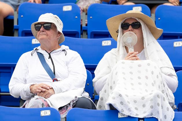 August 6, 2026, Montreal, Quebec, Canada: Fan protecting themself against heat in third round at Canadian Open at IGA stadium in Montreal, Quebec, Canada on 2026-08-06 TENNIS: Canadian Open Montreal 2026  - ZUMAl189 20260806_zsp_l189_070 Copyright: xYannickxLegarex