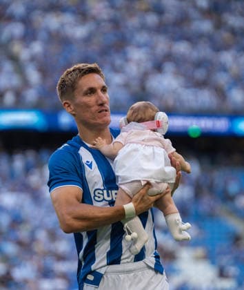Joel Pereira of Lech Poznan with a baby in sound proof protective headphones during UEFA Conference League - Third Qualifying Round season 26 27 match between teams of Lech Poznan and KI Klaksvik (Ruslan Taran Ball Raw Images) Poznan Enea Stadion Poland Copyright: xRuslanxTaranx RUS_LPOvKLA-0081