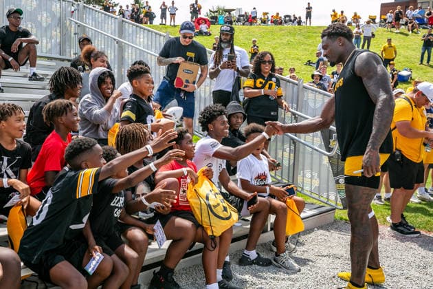 August 6, 2026, Latrobe, Pennsylvania, USA: Pittsburgh Steelers wide receiver DK METCALF (4) greets fans after the Pittsburgh Steelers Training Camp in Latrobe, Pennsylvania. NFL, American Football Herren, USA 2026: Pittsburgh Steelers Training Camp  - ZUMAg257 20260806_zsp_g257_001 Copyright: xBrentxGudenschwagerx