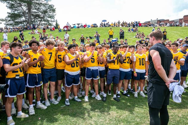 August 6, 2026, Latrobe, Pennsylvania, USA: Pittsburgh Steelers wide receiver ELI HEIDENREICH (29) meets with the Mount Lebanon High School football team after the Pittsburgh Steelers Training Camp in Latrobe, Pennsylvania. Latrobe USA - ZUMAg257 20260806_zsp_g257_006 Copyright: xBrentxGudenschwagerx
