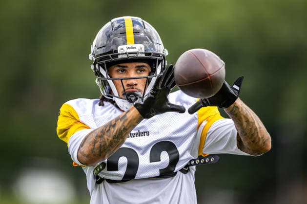 August 6, 2026, Latrobe, Pennsylvania, USA: Pittsburgh Steelers cornerback DAYLEN EVERETTE (23) catches a ball during the Pittsburgh Steelers Training Camp in Latrobe, Pennsylvania. Latrobe USA - ZUMAg257 20260806_zsp_g257_007 Copyright: xBrentxGudenschwagerx