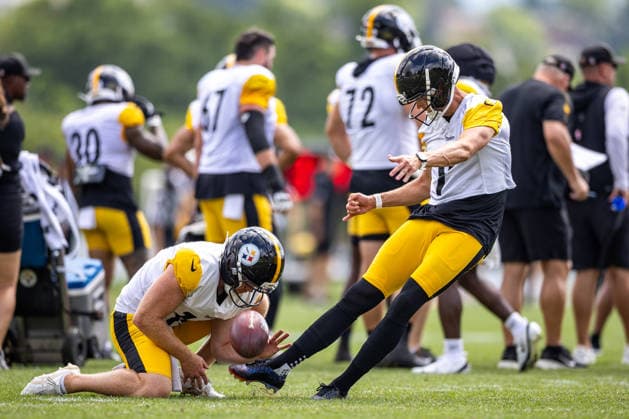 August 6, 2026, Latrobe, Pennsylvania, USA: Pittsburgh Steelers kicker CHRIS BOSWELL (9) kicks a field goal while punter CAMERON JOHNSTON (19) holds during the Pittsburgh Steelers Training Camp in Latrobe, Pennsylvania. Latrobe USA - ZUMAg257 20260806_zsp_g257_014 Copyright: xBrentxGudenschwagerx