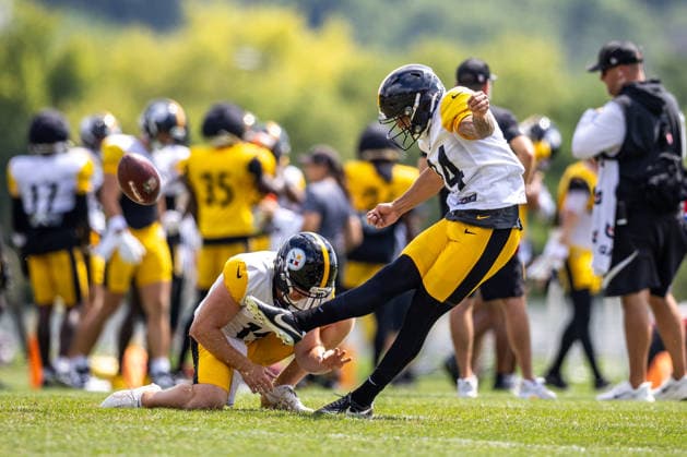 August 6, 2026, Latrobe, Pennsylvania, USA: Pittsburgh Steelers kicker LAITH MARJAN (34) kicks a field goal during the Pittsburgh Steelers Training Camp in Latrobe, Pennsylvania. NFL, American Football Herren, USA 2026: Pittsburgh Steelers Training Camp  - ZUMAg257 20260806_zsp_g257_012 Copyright: xBrentxGudenschwagerx