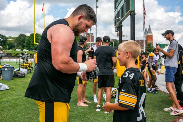 August 6, 2026, Latrobe, Pennsylvania, USA: Pittsburgh Steelers center ZACH FRAZIER (54) signs autographs for fans after the Pittsburgh Steelers Training Camp in Latrobe, Pennsylvania. NFL, American Football Herren, USA 2026: Pittsburgh Steelers Training Camp  - ZUMAg257 20260806_zsp_g257_023 Copyright: xBrentxGudenschwagerx