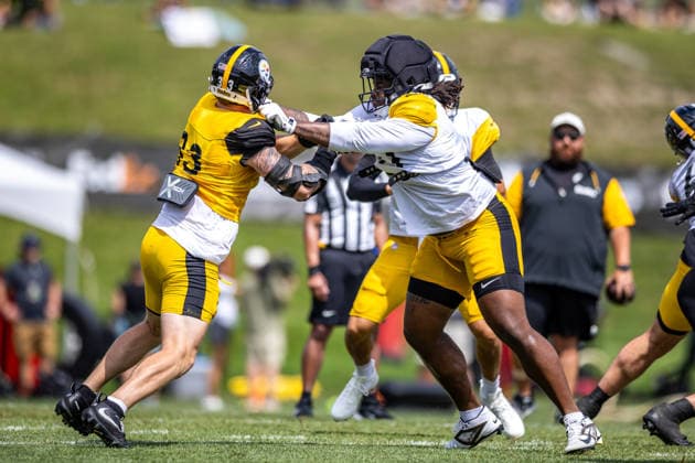 August 6, 2026, Latrobe, Pennsylvania, USA: Pittsburgh Steelers offensive tackle MAX IHEANACHOR (71) blocks against linebacker JACK SAWYER (33) during the Pittsburgh Steelers Training Camp in Latrobe, Pennsylvania. Latrobe USA - ZUMAg257 20260806_zsp_g257_019 Copyright: xBrentxGudenschwagerx