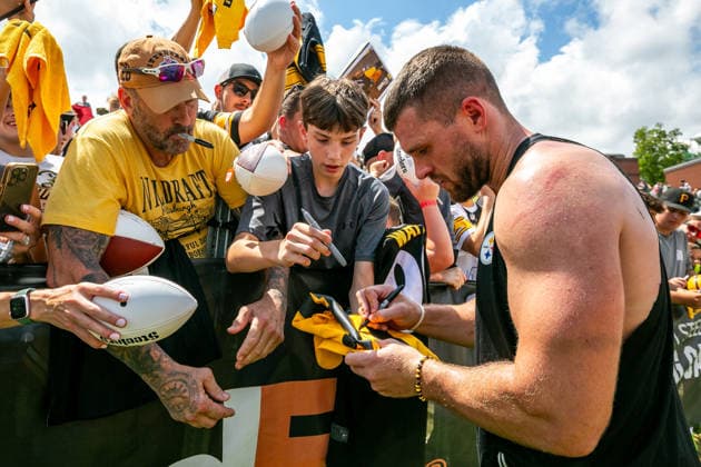 August 6, 2026, Latrobe, Pennsylvania, USA: Pittsburgh Steelers linebacker TJ WATT (90) signs autographs for fans after the Pittsburgh Steelers Training Camp in Latrobe, Pennsylvania. Latrobe USA - ZUMAg257 20260806_zsp_g257_020 Copyright: xBrentxGudenschwagerx