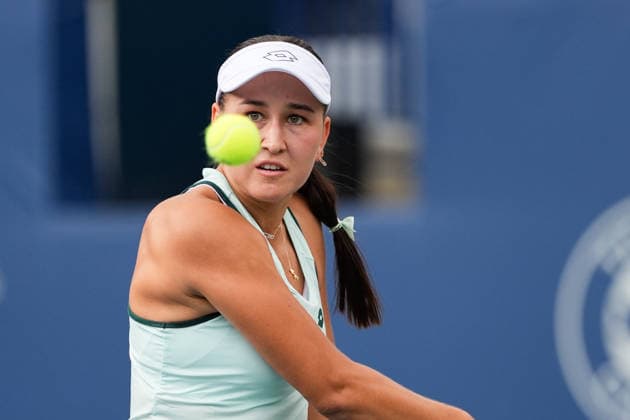 WTA, Tennis Damen Masters 1000 National Bank Open Toronto 2026 - Round of 32 - Day 6 Kamila Rajimova of Uzbekistan plays a backhand during the Women™s Singles round of 32 match against Jessica Pegula of United States on day 6 of the WTA Masters 1000 National Bank Open at Sobeys Stadium on August 6, 2026, in Toronto, Canada. (Photo by Leonardo Ramirez Eyepix Group) Copyright: xLeonardoxRamirezx xEyepixxGroupx LR_06082026_08759
