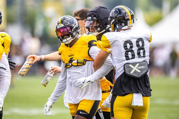 August 6, 2026, Latrobe, Pennsylvania, USA: Pittsburgh Steelers linebacker PATRICK QUEEN (6) talks with tight end PAT FREIERMUTH (88) during the Pittsburgh Steelers Training Camp in Latrobe, Pennsylvania. NFL, American Football Herren, USA 2026: Pittsburgh Steelers Training Camp  - ZUMAg257 20260806_zsp_g257_035 Copyright: xBrentxGudenschwagerx