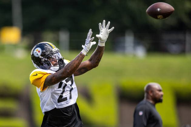 August 6, 2026, Latrobe, Pennsylvania, USA: Pittsburgh Steelers wide receiver A.T. PERRY (27) catches a pass during the Pittsburgh Steelers Training Camp in Latrobe, Pennsylvania. NFL, American Football Herren, USA 2026: Pittsburgh Steelers Training Camp  - ZUMAg257 20260806_zsp_g257_041 Copyright: xBrentxGudenschwagerx