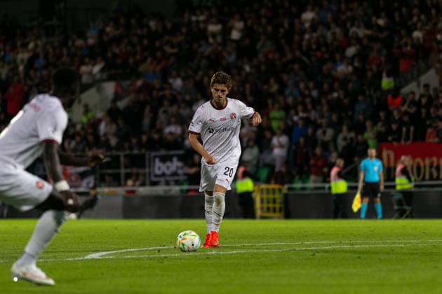 Valdemar Byskov and Franculino seen free kick during UEFA Conference League qualifying game between teams of Bohemians FC and FC Midtjylland (Maria Eduarda Lopes Ball Raw Images) Dublin Tallaght Stadium Ireland Copyright: xMariaxEduardaxLopesx Maria Eduarda Lopes Sebold (80 de 146)