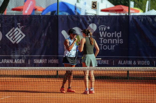 Leipzig Open 2026 - W75 Leipzig - Viertelfinale: Alena Kovackova (CZE) Nellie Taraba Wallberg (SWE) - Rasheeda McAdoo (USA) Sapfo Sakellaridi (GRE) Rasheeda McAdoo (USA) und Sapfo Sakellaridi (GRE) besprechen sich am 06.08.2026 im Leipziger Tennisclub 1990 e.V., Leipzig (Sachsen) Leipzig Leipziger Tennisclub 1990 e.V. Sachsen Deutschland *** Leipzig Open 2026 W75 Leipzig Quarterfinals: Alena Kovackova (CZE), Nellie Taraba Wallberg (SWE), Rasheeda McAdoo (USA), Sapfo Sakellaridi (GRE). Rasheeda McAdoo (USA) and Sapfo Sakellaridi (GRE) will face off on August 6, 20262026 at the Leipzig Tennis Club 1990 e.V., Leipzig, Saxony, Leipzig, Leipzig Tennis Club 1990 e.V., Saxony, Germany