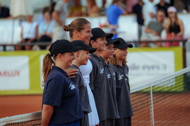 Leipzig Open 2026 - W75 Leipzig - Achtelfinale: Nastasja Schunk (GER) - Ida Wobker (GER) Ida Wobker (GER) mit Ballkinder am Netz nach dem Spiel am 06.08.2026 im Leipziger Tennisclub 1990 e.V., Leipzig (Sachsen) Leipzig Leipziger Tennisclub 1990 e.V. Sachsen Deutschland *** Leipzig Open 2026 W75 Leipzig Round of 16 Nastasja Schunk GER Ida Wobker GER Ida Wobker GER with ball kids at the net after the match on August 6, 2026, at the Leipzig Tennis Club 1990 e.V., Leipzig, Saxony, Leipzig, Leipzig Tennis Club 1990 e.V., Saxony, Germany