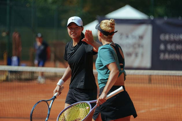 Leipzig Open 2026 - W75 Leipzig - Viertelfinale: Elena Malygina (EST) Ivana Sebestova (CZE) - Dalila Jakupovic (SLO) Yu-Yun Li (TPE) Yu-Yun Li (TPE) und Dalila Jakupovic (SLO) klatschen sich ab am 06.08.2026 im Leipziger Tennisclub 1990 e.V., Leipzig (Sachsen) Leipzig Leipziger Tennisclub 1990 e.V. Sachsen Deutschland *** Leipzig Open 2026 W75 Leipzig Quarterfinals: Elena Malygina (EST), Ivana Sebestova (CZE), Dalila Jakupovic (SLO), Yu Yun Li (TPE). Yu Yun Li (TPE) and Dalila Jakupovic (SLO) high-five each other on August 6, 2026, at the Leipzig TennisClub 1990 e.V., Leipzig, Saxony, Leipzig, Leipzig Tennis Club 1990 e.V., Saxony, Germany