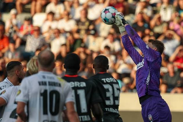 06.August.2026 - SOCCER - 2026 27 UEFA EUROPA LEAGUE, Third Qualifying Round, 1st Leg FC Hradec Kralove vs Besiktas JK Alexander Nubel (Besiktas) saves the ball Hradec Kralove Hradec Kralove, Czech Republic Malsovicka Arena Malsovicka Arena Czech Republic Copyright: xYigitxOermex xPsxImagesxYigitxOermex xPsxImagesx