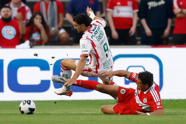 Sam Rogers (R) of Chicago vies for the ball with Julian Carranza of Necaxa in a Leagues Cup match between Chicago Fire and Necaxa at the SeatGeek stadium in Bridgeview, United States, 06 August 2026. Leagues Cup - Chicago Fire vs Necaxa !ACHTUNG: NUR REDAKTIONELLE NUTZUNG!  Copyright: xKamilxKrzaczynskix AME6671 20260807-55021089621_1