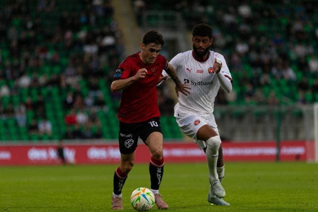 Dawson Devoy and Philip Billing seen during UEFA Conference League qualifying game between teams of Bohemians FC and FC Midtjylland (Maria Eduarda Lopes Ball Raw Images) Dublin Tallaght Stadium Ireland Copyright: xMariaxEduardaxLopesx Maria Eduarda Lopes Sebold (12 de 146)