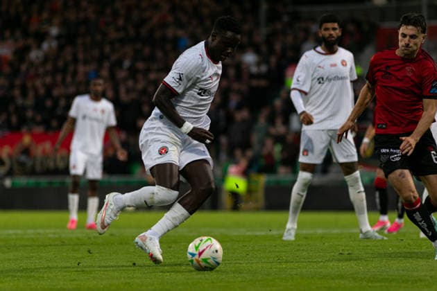 Franculino Dju and Jordan Flores seen during UEFA Conference League qualifying game between teams of Bohemians FC and FC Midtjylland (Maria Eduarda Lopes Ball Raw Images) Dublin Tallaght Stadium Ireland Copyright: xMariaxEduardaxLopesx Maria Eduarda Lopes Sebold (22 de 146)