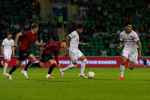 Osorio and Cho seen during UEFA Conference League qualifying game between teams of Bohemians FC and FC Midtjylland (Maria Eduarda Lopes Ball Raw Images) Dublin Tallaght Stadium Ireland Copyright: xMariaxEduardaxLopesx Maria Eduarda Lopes Sebold (71 de 146)