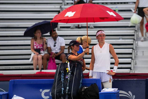 National Bank Open 2026 - Day 6 TORONTO, CANADA - AUGUST 6 : Nikola Bartunkova of Czech Republic shelters under an umbrella as rain delays the WTA, Tennis Damen 1000 National Bank Open round of 32 match against Amanda Anisimova of United States in Toronto, Ontario, Canada on August 6, 2026. Mert Alper Dervis Anadolu Ontario Canada. Editorial use only. Please get in touch for any other usage.  Copyright: x2026xAnadoluxMertxAlperxDervisx