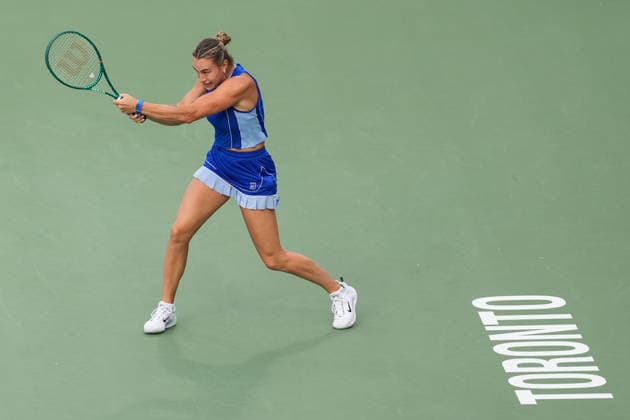 WTA, Tennis Damen Masters 1000 National Bank Open Toronto 2026 - Round of 32 - Day 6 Aryna Sabalenka of Russia plays a backhand during the Women™s Singles round of 32 match against Zhang Shuai of China on day 6 of the WTA Masters 1000 National Bank Open at Sobeys Stadium on August 6, 2026, in Toronto, Canada. (Photo by Leonardo Ramirez Eyepix Group) Copyright: xLeonardoxRamirezx xEyepixxGroupx LR_06082026_08896