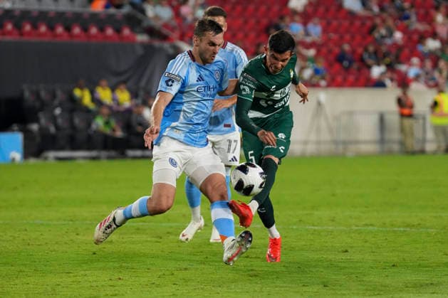 James Sands (L) of New York vies fir the ball with Aldo Lopez of Santos in a Leagues Cup match between New York City FC and Santos at the Red Bull Arena stadium in New Jersey, United States, 06 August 2026. Leagues Cup - New York City FC vs Santos !ACHTUNG: NUR REDAKTIONELLE NUTZUNG!  Copyright: xAngelxColmenaresx AMDEP174 20260807-55021089726_1