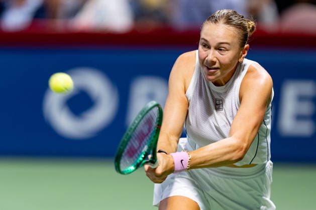 TORONTO, ON - AUGUST 06: Amanda Anisimova of the United States returns a shot during her match at the WTA, Tennis Damen National Bank Open tournament on August 6, 2026 at Sobeys Stadium in Toronto, ON, Canada (Photo by Julian Avram Icon Sportswire) TENNIS: AUG 06 National Bank Open EDITORIAL USE ONLY Icon2608060192