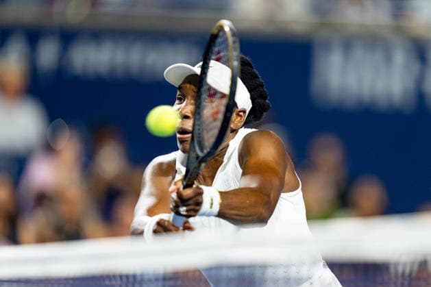 TORONTO, ON - AUGUST 06: Venus Williams of the United States returns a shot during her doubles match at the WTA, Tennis Damen National Bank Open tournament on August 6, 2026 at Sobeys Stadium in Toronto, ON, Canada (Photo by Julian Avram Icon Sportswire) TENNIS: AUG 06 National Bank Open EDITORIAL USE ONLY Icon2608060236