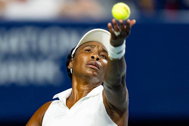 TORONTO, ON - AUGUST 06: Venus Williams of the United States serves the ball during her doubles match at the WTA, Tennis Damen National Bank Open tournament on August 6, 2026 at Sobeys Stadium in Toronto, ON, Canada (Photo by Julian Avram Icon Sportswire) TENNIS: AUG 06 National Bank Open EDITORIAL USE ONLY Icon2608060249