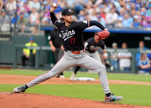 Aug 6, 2026: Minnesota Twins pitcher Bailey Ober (17) brings a pitch home against the Royals in the 1st inning at Kauffman Stadium Kansas City, Missouri. CSM. Kansas City United States - ZUMAc04_ 20260806_zma_c04_128 Copyright: xJonxRobichaudx
