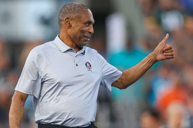 August 6, 2026, Canton, Ohio, USA: Pro Football Hall of Fame inductee ROGER CRAIG thumbs up to the crowd prior to the 2026 Pro Football Hall of Fame Game between the Carolina Panthers and Arizona Cardinals at Tom Benson Hall of Fame Stadium on August 6, 2026 in Canton, Ohio. NFL, American Football Herren, USA 2026: Hall Of Fame Game - Carolina Panthers Vs. Arizona Cardinals - NFL Preseason 2026  - ZUMAs335 20260806_znp_s335_011 Copyright: xMatthewxSmithx