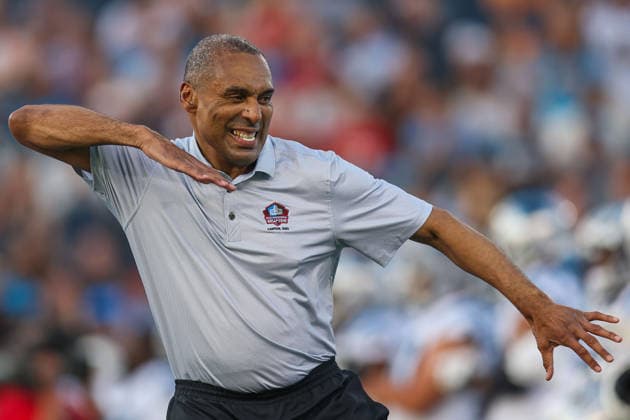 August 6, 2026, Canton, Ohio, USA: Pro Football Hall of Fame inductee ROGER CRAIG winds up for a hug prior to the 2026 Pro Football Hall of Fame Game between the Carolina Panthers and Arizona Cardinals at Tom Benson Hall of Fame Stadium on August 6, 2026 in Canton, Ohio. NFL, American Football Herren, USA 2026: Hall Of Fame Game - Carolina Panthers Vs. Arizona Cardinals - NFL Preseason 2026  - ZUMAs335 20260806_znp_s335_012 Copyright: xMatthewxSmithx