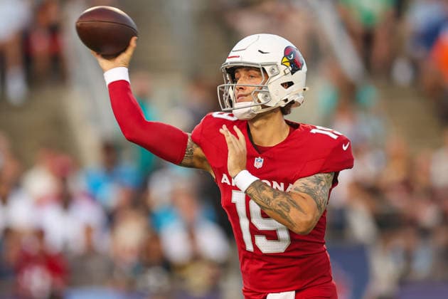 August 6, 2026, Canton, Ohio, USA: Arizona Cardinals quarterback KEDON SLOVIS (19) looks for a pass at the 2026 Pro Football Hall of Fame Game between the Carolina Panthers and Arizona Cardinals at Tom Benson Hall of Fame Stadium on August 6, 2026 in Canton, Ohio. NFL, American Football Herren, USA 2026: Hall Of Fame Game - Carolina Panthers Vs. Arizona Cardinals - NFL Preseason 2026  - ZUMAs335 20260806_znp_s335_019 Copyright: xMatthewxSmithx