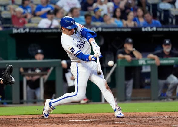 MLB, Baseball Herren, USA 2026; Twins Vs Royals Aug 6th Aug 6, 2026:Kansas City Royals shortstop Bobby Witt Jr. (7) hits a double in the 6th inning against the Twins at Kauffman Stadium Kansas City, Missouri. Jon Robichaud CSM. (Credit Image: Â Jon Robichaud Cal Media) Kansas City Missouri United States EDITORIAL USE ONLY Copyright: xx ZUMA-20260806_zma_c04_139.jpg JonxRobichaudx csmphotothree509109
