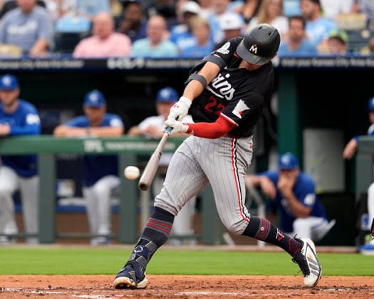 MLB, Baseball Herren, USA 2026; Twins Vs Royals Aug 6th Aug 6, 2026: Minnesota Twins third baseman Brooks Lee (22) hits into a double play in the 2nd inning against the Royals at Kauffman Stadium Kansas City, Missouri. Jon Robichaud CSM. (Credit Image: Â Jon Robichaud Cal Media) Kansas City Missouri United States EDITORIAL USE ONLY Copyright: xx ZUMA-20260806_zma_c04_133.jpg JonxRobichaudx csmphotothree509115