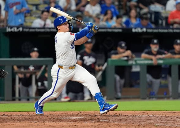 MLB, Baseball Herren, USA 2026; Twins Vs Royals Aug 6th Aug 6, 2026: Kansas City Royals left fielder Isaac Collins (1) drives a pitch against the Twins at Kauffman Stadium Kansas City, Missouri. Jon Robichaud CSM. (Credit Image: Â Jon Robichaud Cal Media) Kansas City Missouri United States EDITORIAL USE ONLY Copyright: xx ZUMA-20260806_zma_c04_123.jpg JonxRobichaudx csmphotothree509125