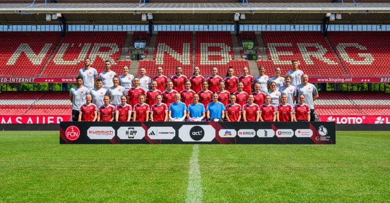 04.08.2026 - 1. FC Nürnberg FCN ( Club Clubfrauen ) - 1. Frauen Fussball Bundesliga BL - Saison 2026 2027 - Fototermin Porträttermin Vorstellung Präsentation Pressetermin - - xwoxzix - Mannschaftsfoto Teamfoto Mannschaft Team - vorne von links : Keira Bednorz (21, 1. FC Nürnberg FCN ) Fany Proniez (3, 1. FC Nürnberg FCN ) Jacqueline Baumgärtel Baumgaertel (20, 1. FC Nürnberg FCN ) Alexsandra Lobanova (4, 1. FC Nürnberg FCN ) Nastassja Lein (24, 1. FC Nürnberg FCN ) Rebecca Adamczyk (33, 1. FC Nürnberg FCN ) Lourdes Carmen Romero Grzondziel (1, 1. FC Nürnberg FCN ) Sina Tölzel Toelzel (31, 1. FC Nürnberg FCN ) Sanja Homann (19, 1. FC Nürnberg FCN ) Jonna Brengel (10, 1. FC Nürnberg FCN ) Zuzanna Grzywinska (16, 1. FC Nürnberg FCN ) Louna Lapassouse (99, 1. FC Nürnberg FCN ) Charline Coutel (6, 1. FC Nürnberg FCN ) Mitte von links : Omar Adlani (Trainer 1. FC Nürnberg FCN ) Jason Altmann ( Co-Trainer 1. FC Nürnberg FCN ) Isabel Bauer ( Co-Trainerin 1. FC Nürnberg FCN ) Leia Varley (2, 1. FC Nürnberg FCN ) Julia Pollak (22, 1. FC Nürnberg FCN ) Amelie Thöle Thoele (12, 1. FC Nürnberg FCN ) Marlene Lindner (14, 1. FC Nürnberg FCN ) Selma Licina (7, 1. FC Nürnberg FCN ) Laura Miller (9, 1. FC Nürnberg FCN ) Meret Günster Guenster (8, 1. FC Nürnberg FCN ) Franziska Mai (18, 1. FC Nürnberg FCN ) Dr. Lotta Hielscher ( Mannschaftsärztin 1. FC Nürnberg FCN ) Dr. Andreas Kopf ( Mannschaftsarzt 1. FC Nürnberg FCN ) Prof. Dr. Werner Krutsch ( Mannschaftsarzt 1. FC Nürnberg FCN ) Hinten von links : Melwin Wulff ( Torwart-Trainer 1. FC Nürnberg FCN ) Domen Kotnjek ( Reha- Athletiktrainer 1. FC Nürnberg FCN ) Laura Lücker ( Teammanagerin 1. FC Nürnberg FCN ) Alan Niksic ( Betreuer 1. FC Nürnberg FCN ) Lara Meroni (11, 1. FC Nürnberg FCN ) Clara Fröhlich Froehlich (5, 1. FC Nürnberg FCN ) Marie Bleil (17, 1. FC Nürnberg FCN ) Hanna Deuber (29, 1. FC Nürnberg FCN ) Maelle Seguin (28, 1. FC Nürnberg FCN ) Emöke Emoeke Papai (15, 1. FC Nürnberg FCN ) Lea Siebenhaar ( Sportpsychologin FCN ) Yamila Fischlein ( Physio 1. FC Nürnberg FCN ) Christian Reinhardt (Physio 1. FC Nürnberg FCN ) *** August 4, 2026 1 FC Nürnberg FCN Club Women s Club Women s Soccer Bundesliga (BL) 2026–2027 Season Photo Shoot Portrait Session Introduction Presentation Press Conference xwoxzix Team Photo Front Row, from Left: Keira Bednorz 21, 1 FC Nuremberg FCN Fany Proniez 3, 1 FC Nuremberg FCN Jacqueline Baumgärtel Baumgaertel 20, 1 FC Nuremberg FCN Alexsandra Lobanova 4, 1 FC Nuremberg FCN Nastassja Lein 24, 1 FC Nuremberg FCN Rebecca Adamczyk 33, 1 FC Nuremberg FCN Lourdes Carmen Romero Grzondziel 1, 1 FC Nuremberg FCN Sina Tölzel Toelzel 31, 1 FC Nuremberg FCN Sanja Homann 19, 1 FC Nuremberg FCN Jonna Brengel 10, 1 FC Nuremberg FCN Zuzanna Grzywinska 16, 1 FC Nuremberg FCN Louna Lapassouse 99, 1 FC Nuremberg FCN Charline Coutel 6, 1 FC Nuremberg FCN Center from left: Omar Adlani, Head Coach, 1 FC Nuremberg FCN; Jason Altmann, Assistant Coach, 1 FC Nuremberg FCN; Isabel Bauer, Assistant Coach, 1 FC Nuremberg FCN; Leia Varley, 2, 1 FC Nuremberg FCN Julia Pollak 22, 1 FC Nuremberg FCN Amelie Thöle Thoele 12, 1 FC Nuremberg FCN Marlene Lindner 14, 1 FC Nuremberg FCN Selma Licina 7, 1 FC Nuremberg FCN Laura Miller 9, 1 FC Nuremberg FCN Meret Günster Guenster 8, 1 FC Nuremberg FCN Franziska Mai 18, 1 FC Nuremberg FCN Dr. Lotta Hielscher, Team Physician 1 FC Nuremberg FCN Dr. Andreas Kopf, Team Physician 1 FC Nuremberg FCN Prof. Dr